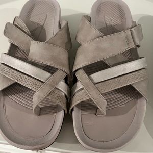 Baretraps Womens greyish 1/2" Platform Aster Round Toe Wedge Slide
